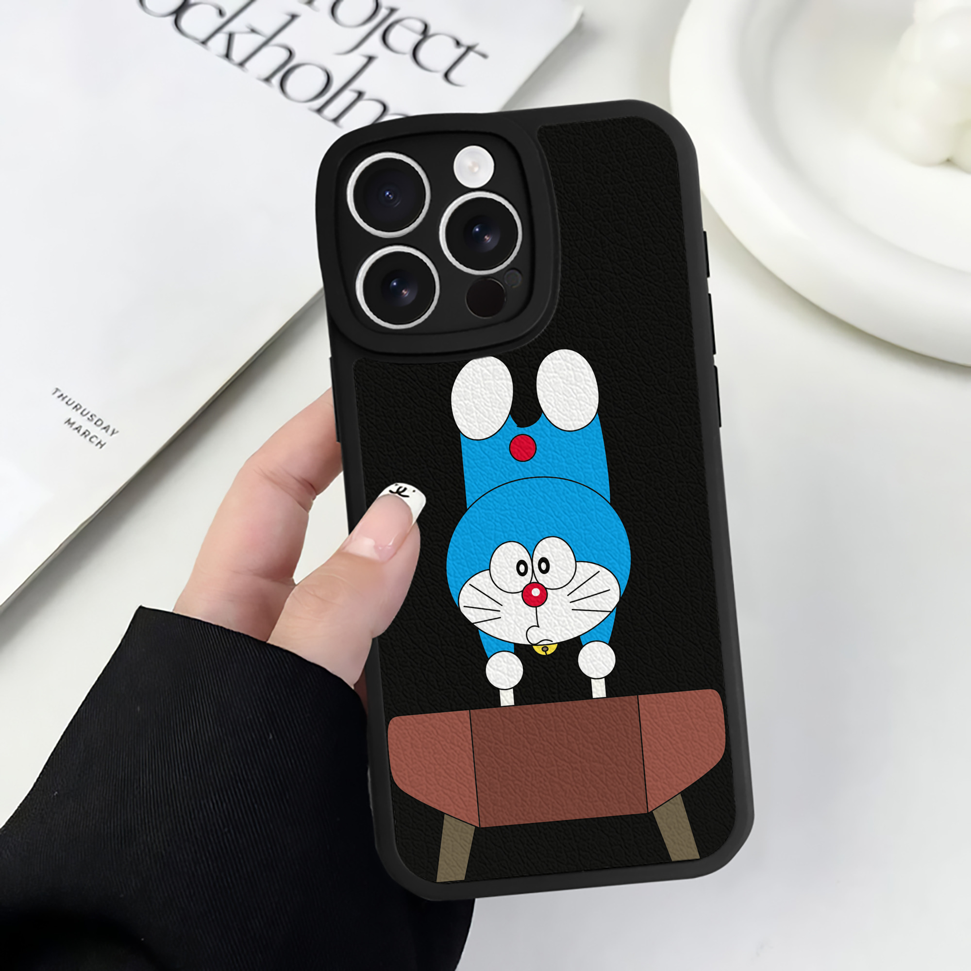 （画像用） ドラえもん Doraemon 【iPhone 16シリーズ対応】シリコンスマホケース（レザー調） 材質：シリコン